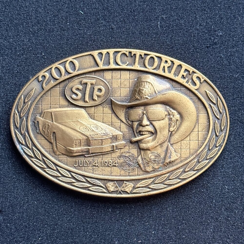 Commemorative Richard Petty medal with 1985 Calendar on back